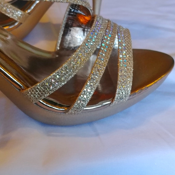 Beautiful Gold Heels. - Picture 7 of 8